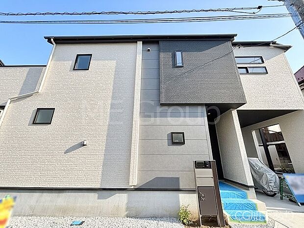 【現地外観写真】洗練された外観、上質な住空間が広がる室内は永く安心して過ごせる住居です。