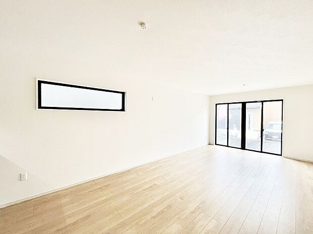 【リビングダイニング】大きな窓からたっぷりの陽光と風を感じられるリビング