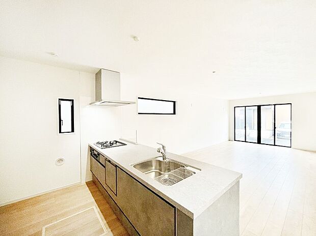 【ダイニングキッチン】料理をしながらご家族との会話を楽しめる対面カウンターキッチン