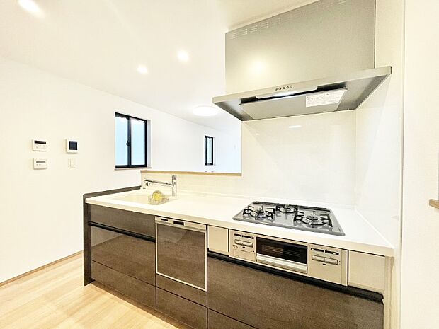 【ダイニングキッチン】カウンター越しに楽しいおしゃべり。いつものお料理がもっと美味しくなりそうですね。