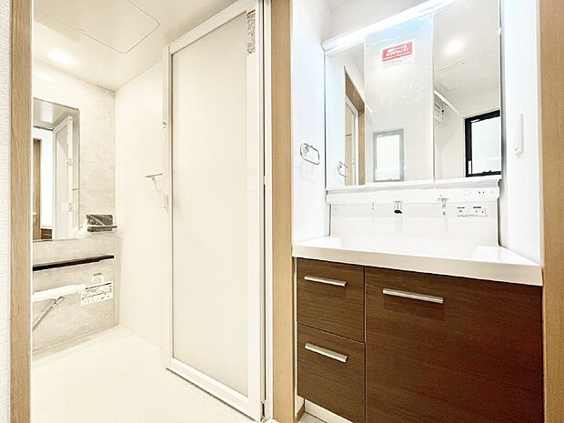 【脱衣場】清潔感のある快適空間です。毎日の身支度も気持ち良くお使い頂けます。