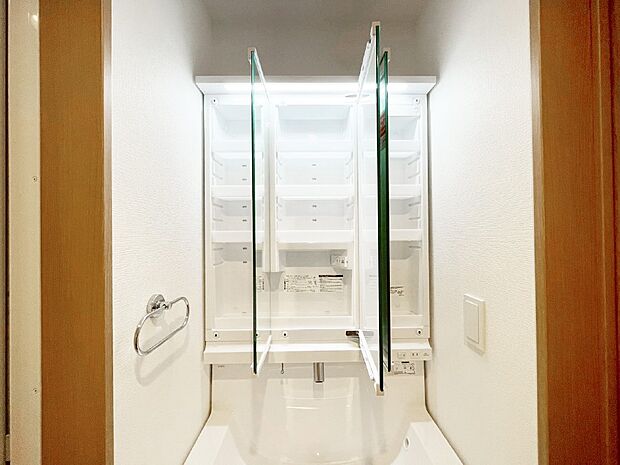 【その他設備(三面鏡裏収納)】三面鏡の裏に、化粧品や衛生用品などを収納可能。洗面台をすっきりと保ちます！