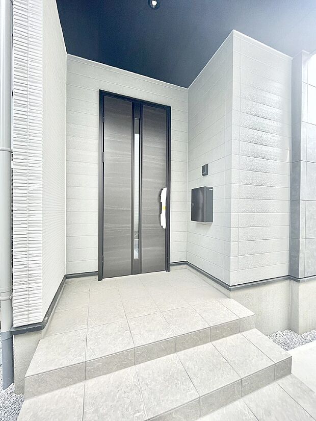 【玄関】玄関前は屋根付きで雨が降っていても濡れにくいです