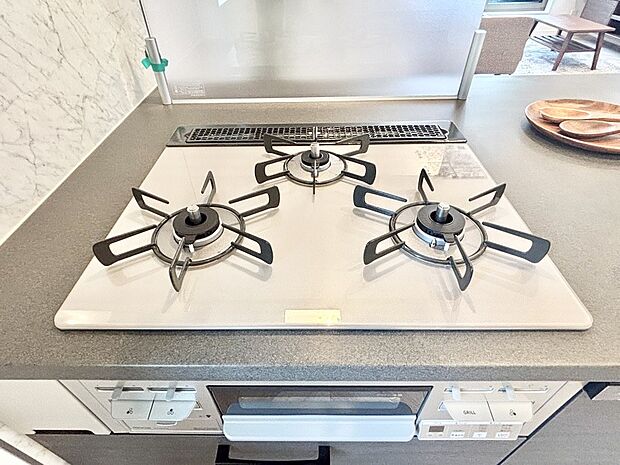 【その他設備(三ツ口コンロ)】三口ガスコンロでお料理が一気にはかどりそう  