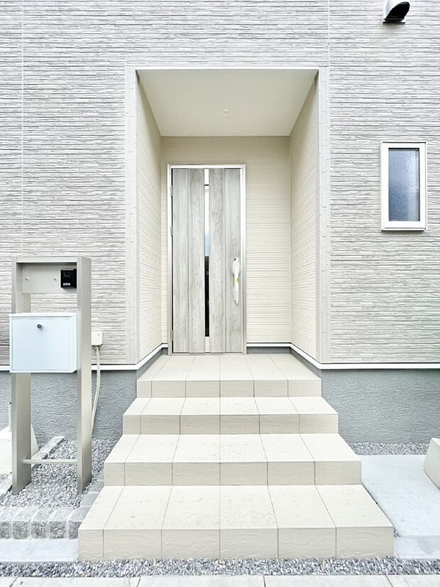 【玄関】大切な家族、来客を出迎える玄関。