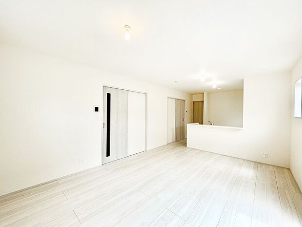 【ダイニング】家族の笑顔が自然と生まれてくる、そんな雰囲気のダイニングに仕上がっています。