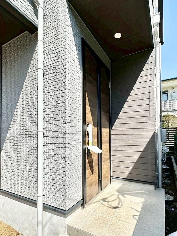 【玄関】大切な家族、来客を出迎える玄関。玄関前は屋根付きで雨が降っていても濡れにくいです。