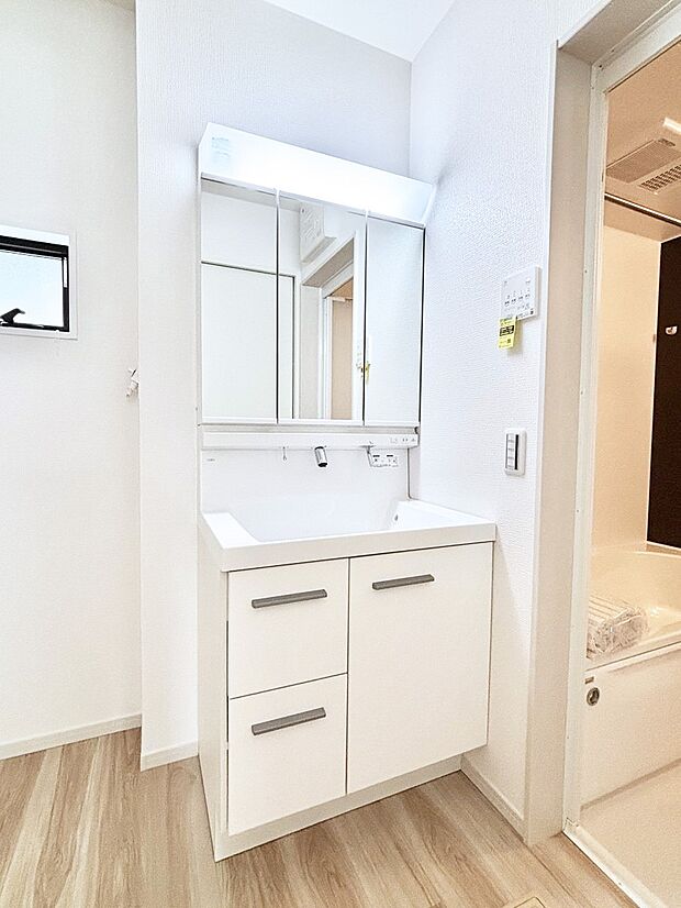 【洗面台・洗面所】大きく見やすい三面鏡で清潔感ある洗面台は、身だしなみチェックや肌のお手入れにおすすめです。