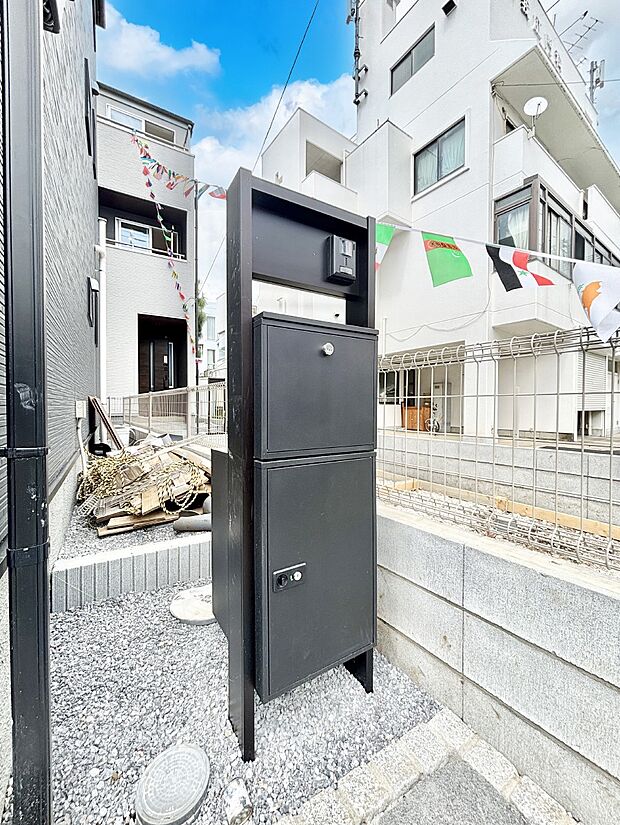 【その他現地】表札・インターホン・ポスト・宅配BOXをひとつに集約。エントランスになじむシンプルデザイン。