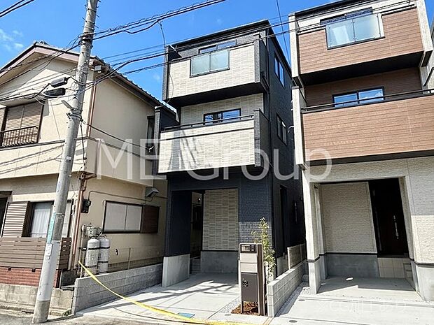 【現地外観写真】洗練された外観、上質な住空間が広がる室内は永く安心して過ごせる住居です。