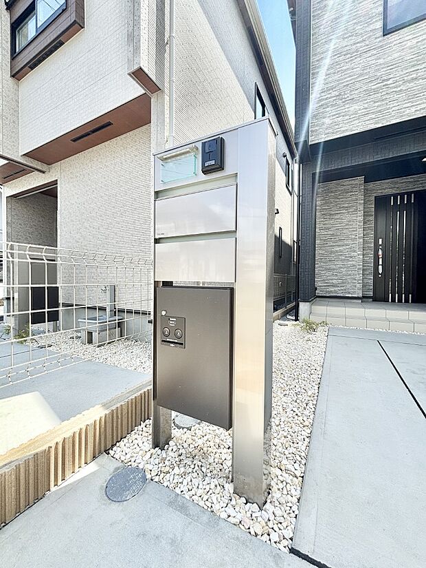 【その他現地】表札・インターホン・ポスト・宅配ＢＯＸをひとつに集約。エントランスになじむシンプルデザイン。