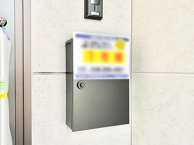 【その他現地】シンプルデザインのポスト。