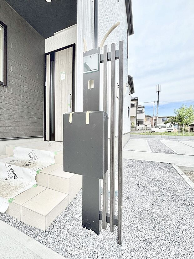 【その他現地】シンプルデザインのポスト。