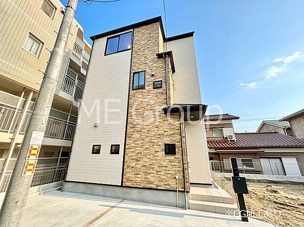 【現地外観写真】洗練された外観、上質な住空間が広がる室内は永く安心して過ごせる住居です。