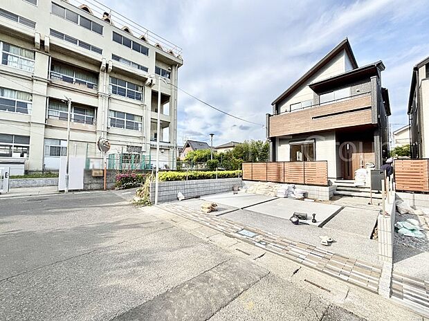 【前面道路含む現地写真】前面道路はきちんと整備されています