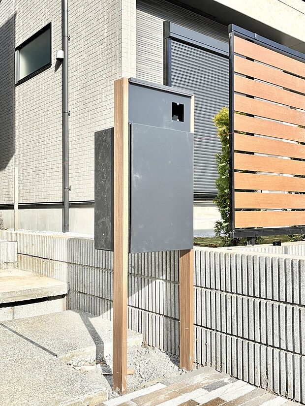 【その他現地】シンプルデザインのポスト。