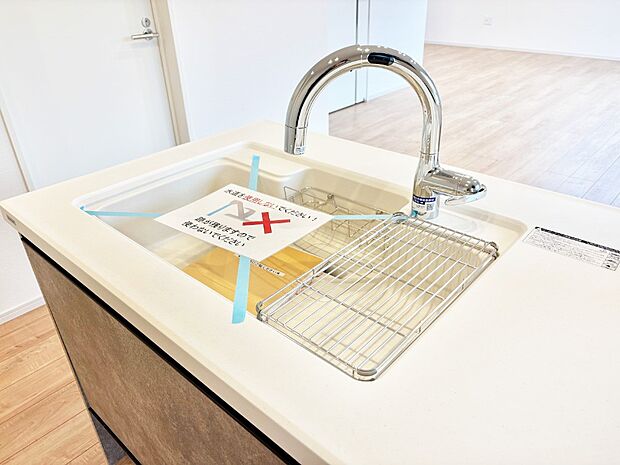 【その他設備(浄水器)】いつでも清潔なおいしいお水を。一つの水栓で水道水と浄水を使い分け。
