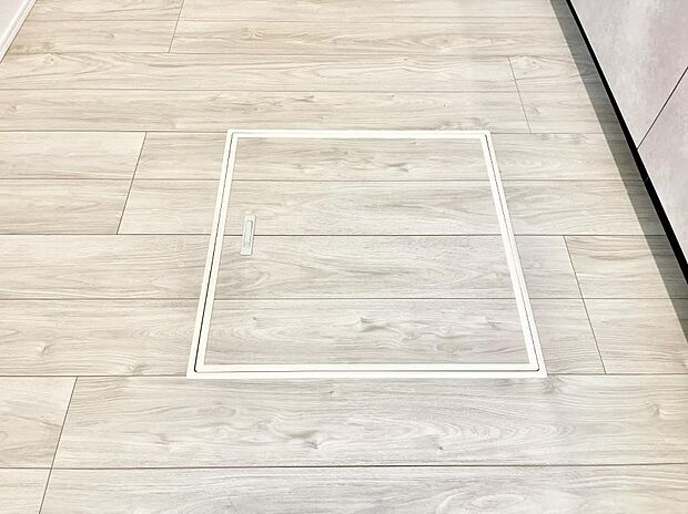 【その他設備(床下収納)】床下収納付き！日用品・非常用品の収納にも大活躍。