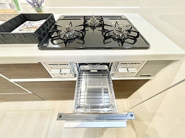 【その他設備(Ｓｉセンサーコンロ)】ガスコンロはＳｉセンサー搭載。火力調節や焦げ付き・消し忘れも防いでくれます。