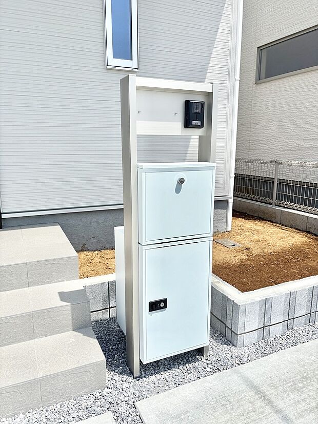 【その他現地】表札・インターホン・ポスト・宅配ＢＯＸをひとつに集約。エントランスになじむシンプルデザイン。