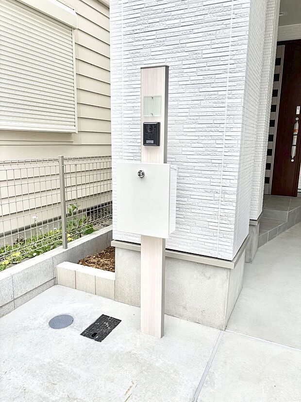 【その他現地】シンプルデザインのポスト。