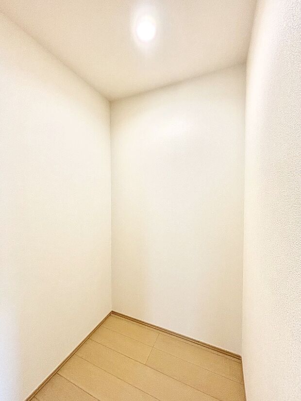 【その他設備(納戸)】たっぷりの納戸スペースで快適に暮らせそう   