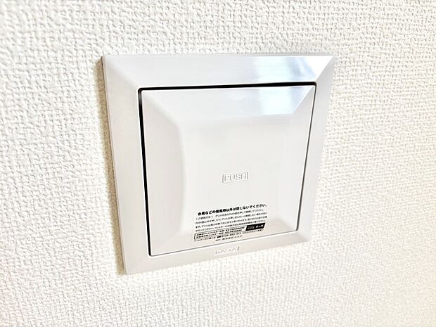 【冷暖房・空調設備(24時間換気システム)】新鮮な空気をお部屋に取り込んで停滞していた「悪い空気」を追い出して健康的な毎日を送りましょう。