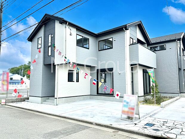 【現地外観写真】暮らしやすさと居心地の良さにこだわったシンプルで飽きのこないデザイン ！