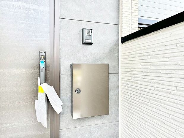 【その他現地】シンプルデザインのポスト。