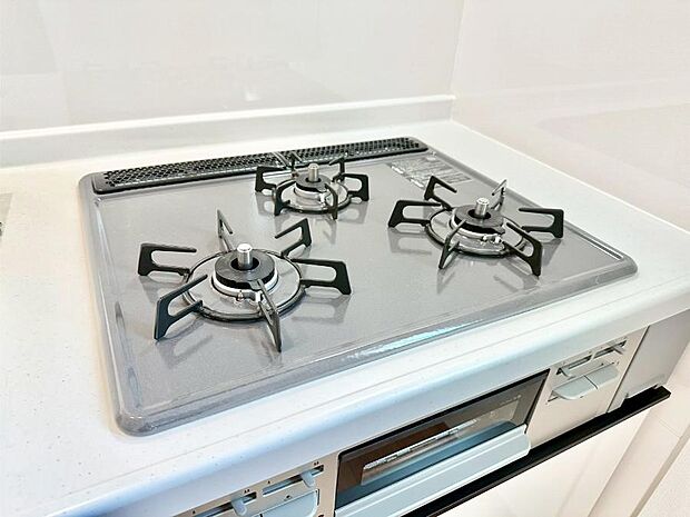 【その他設備(三ツ口コンロ)】三口ガスコンロでお料理が一気にはかどりそう  　