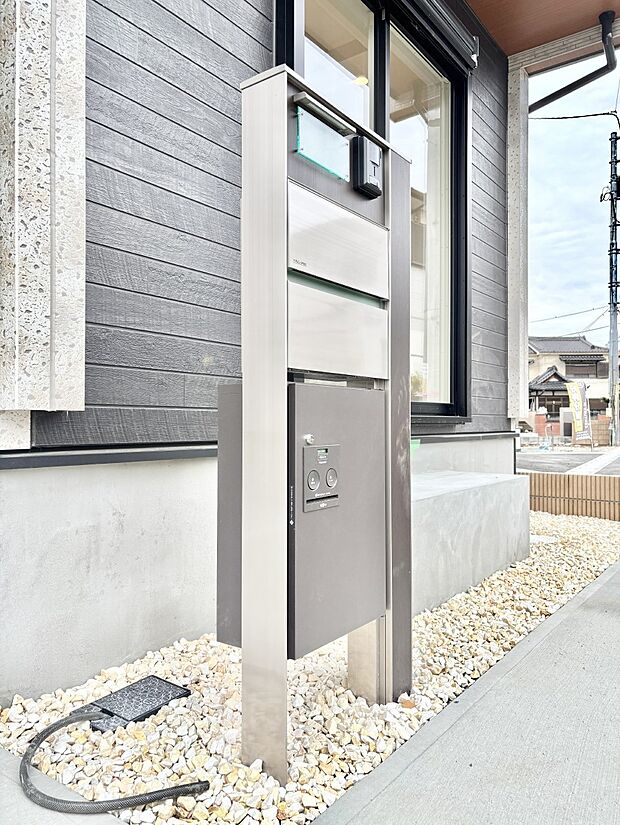 【その他現地】表札・インターホン・ポスト・宅配ＢＯＸをひとつに集約。エントランスになじむシンプルデザイン。