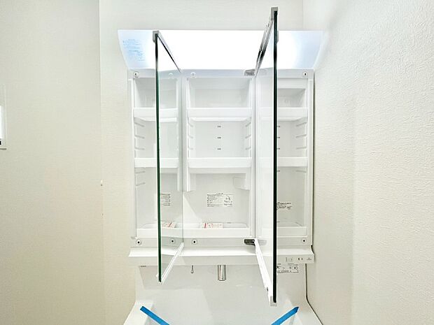 【その他設備(三面鏡裏収納)】三面鏡の裏に、化粧品や衛生用品などを収納可能。洗面台をすっきりと保ちます！