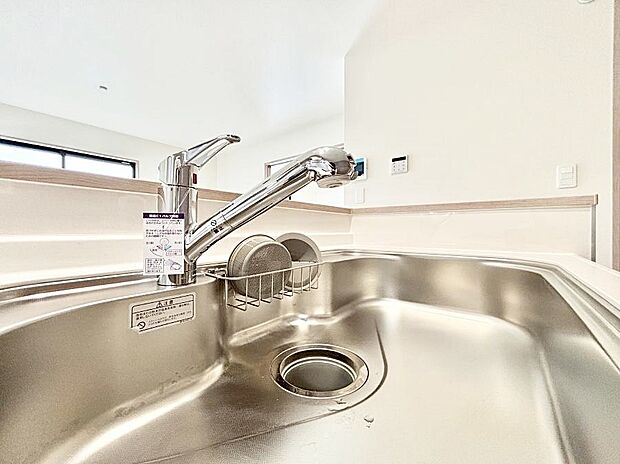 【その他設備(蛇口一体型浄水器)】浄水器一体型のキッチンで洗い物用・料理用と切り替え簡単！