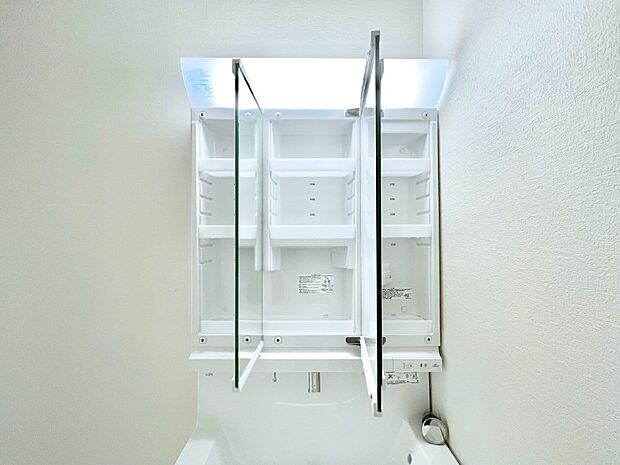 【その他設備(三面鏡裏収納)】三面鏡の裏に、化粧品や衛生用品などを収納可能。洗面台をすっきりと保ちます！