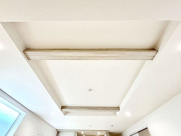 【その他設備(折上天井)】折上天井は立体的な奥行きがあるので、開放的な空間を演出できます。  