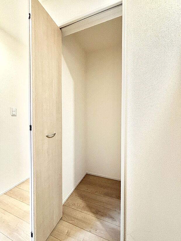 【その他設備(廊下収納)】廊下収納。掃除道具や季節の小物を収納することができます。