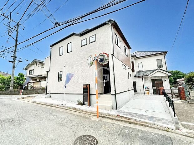 【現地外観写真】たっぷりの陽光と心地よい風が舞い込む住まい