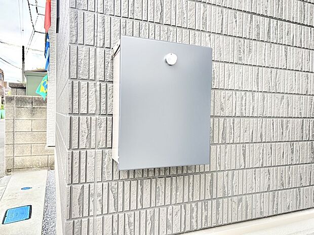 【その他現地】シンプルデザインのポスト。