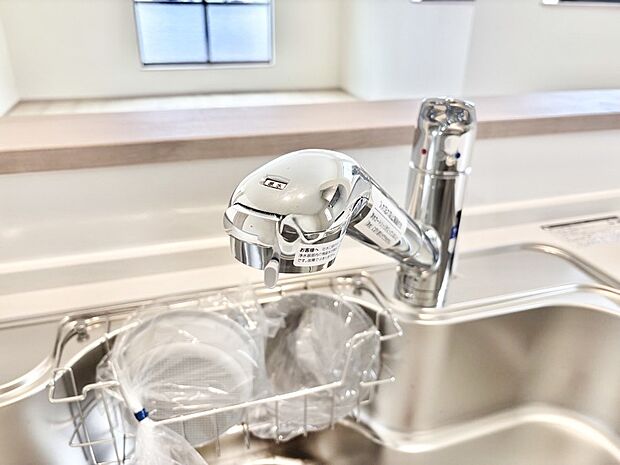 【その他設備(浄水器)】いつでも清潔なおいしいお水を。一つの水栓で水道水と浄水を使い分け。