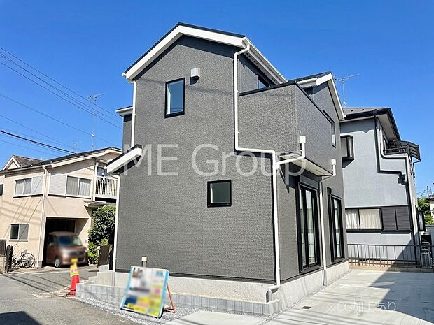 【現地外観写真】洗練された外観、上質な住空間が広がる室内は永く安心して過ごせる住居です。 