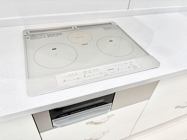 【その他設備(IHクッキングヒーター)】IHクッキングヒーターは天板の調理面がフラットなので調理後はサッと一拭きするだけ！