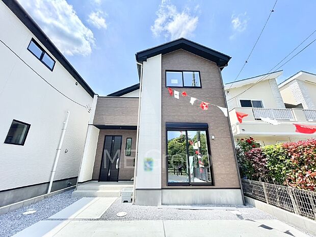 【現地外観写真】洗練された外観、上質な住空間が広がる室内は永く安心して過ごせる住居です。 