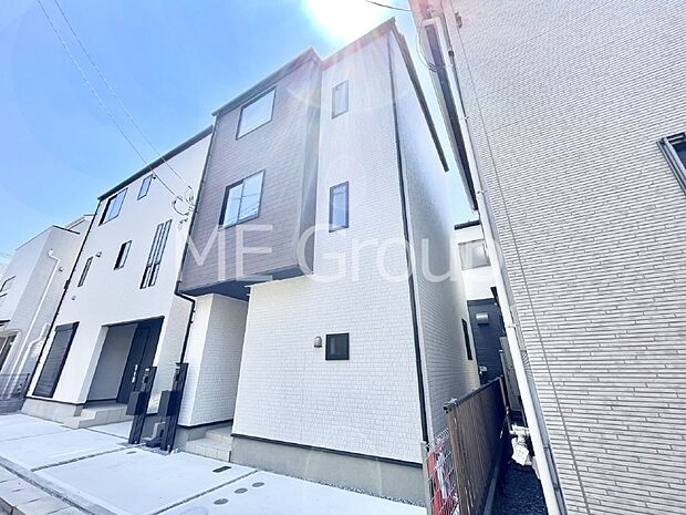 【現地外観写真】洗練された外観、上質な住空間が広がる室内は永く安心して過ごせる住居です。 