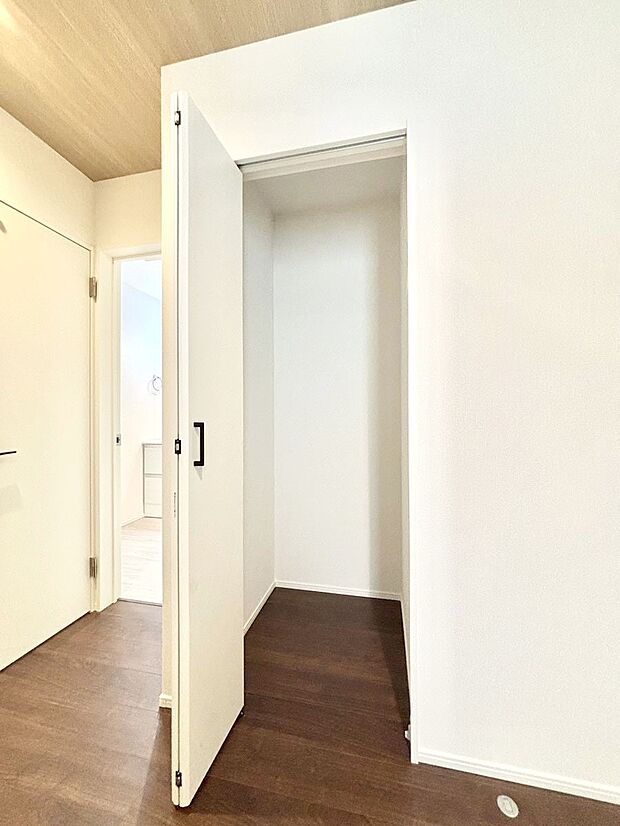 【その他設備(玄関ホール収納)】玄関ホール収納です。掃除道具やお出かけ用グッズの収納に便利です。
