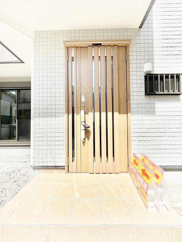 【玄関】大切な家族、来客を出迎える玄関。