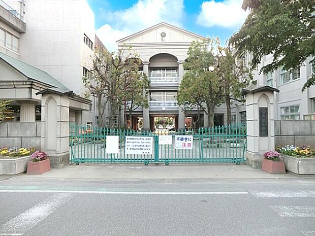 越谷市立大袋小学校（約550m）