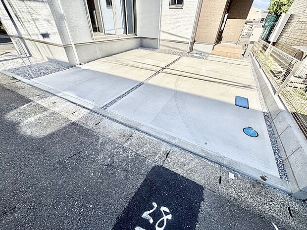 【駐車場】駐車2台可能！急なお客様の駐車に。また、ご家族の自転車スペースとしても大活躍。