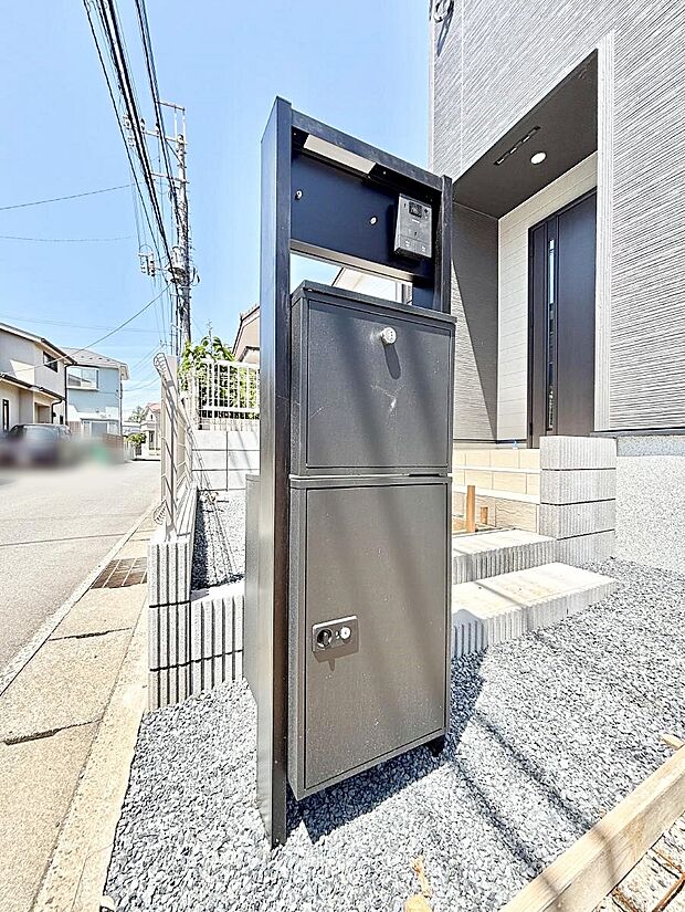 【その他現地】表札・インターホン・ポスト・宅配BOXをひとつに集約。エントランスになじむシンプルデザイン。