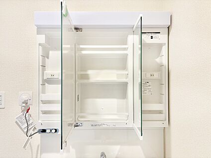 その他設備(三面鏡裏収納)