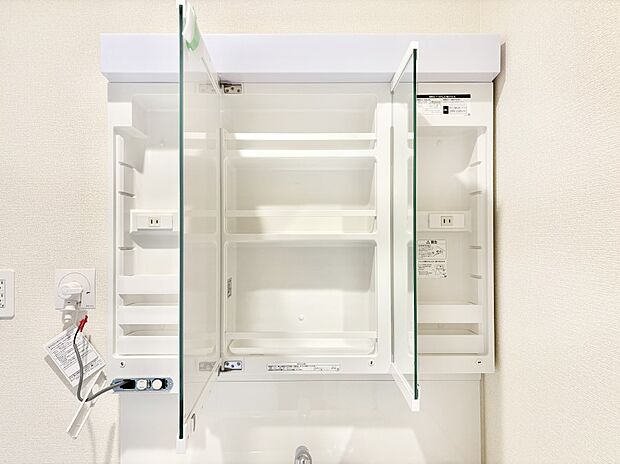 【その他設備(三面鏡裏収納)】三面鏡の裏に、化粧品や衛生用品などを収納可能。洗面台をすっきりと保ちます！